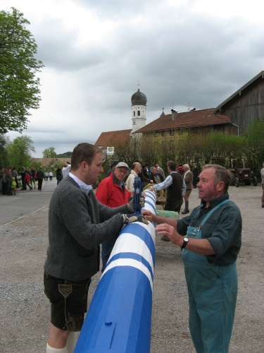 Maibaum aufstellen in Holzolling